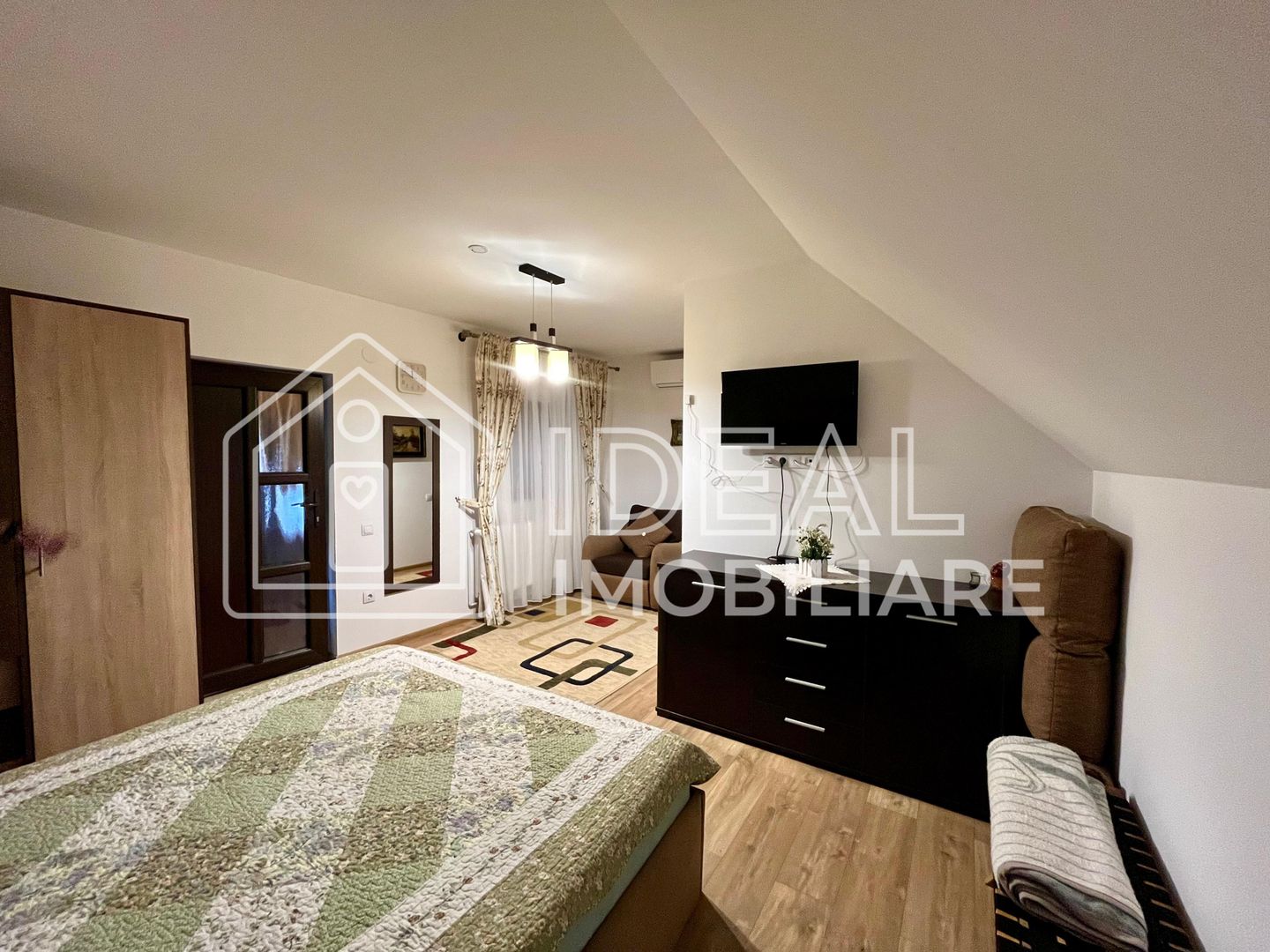 Casă individuală cu 5 camere și curte proprie - în Cisnădioara - Poză 9