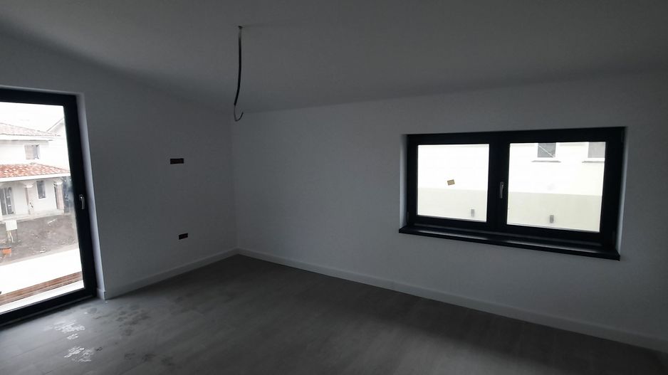 Duplex la cheie despartit prin garaj - Poză 17