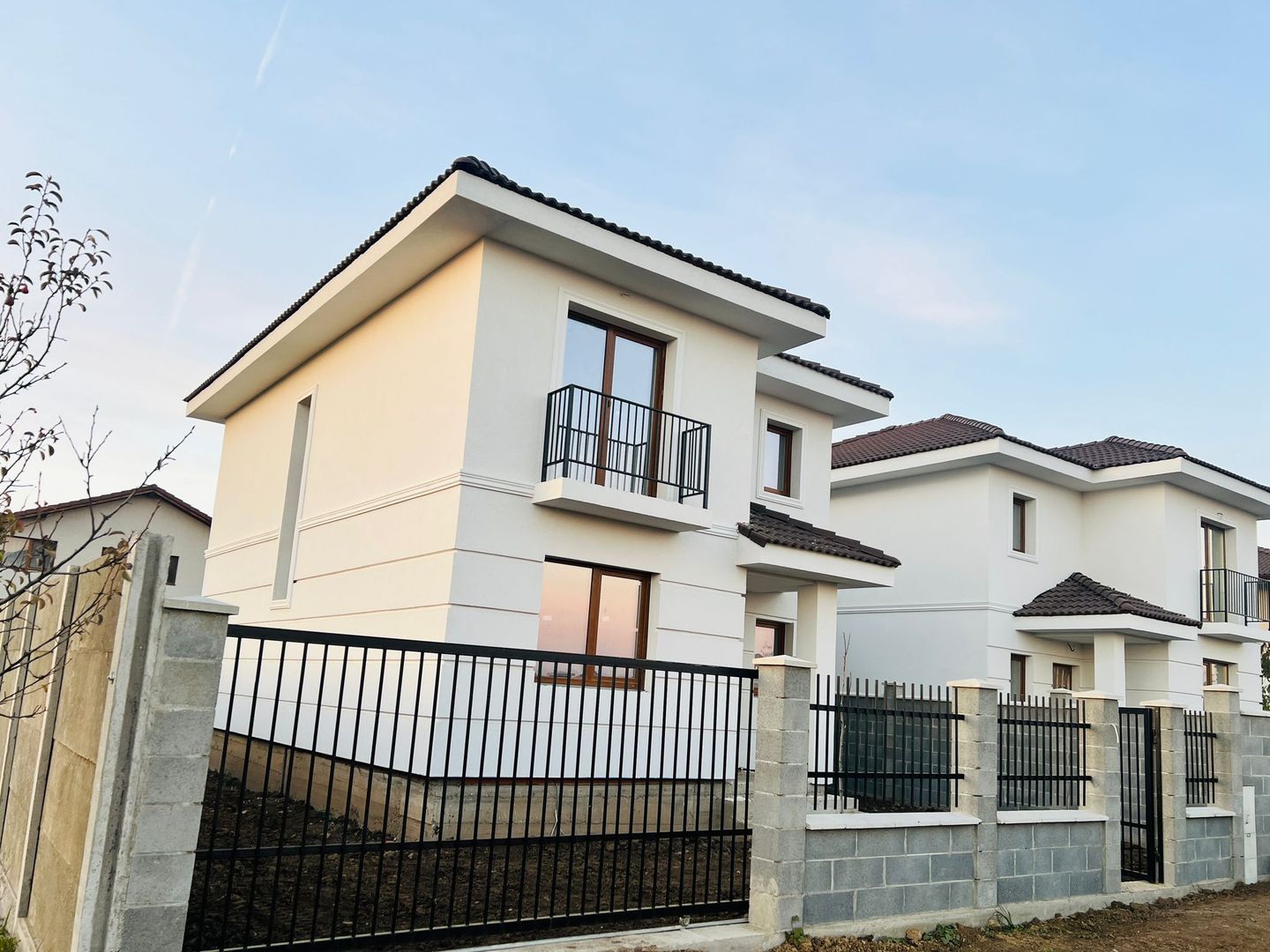 Duplex despartit prin camera tehnica - Poză 1