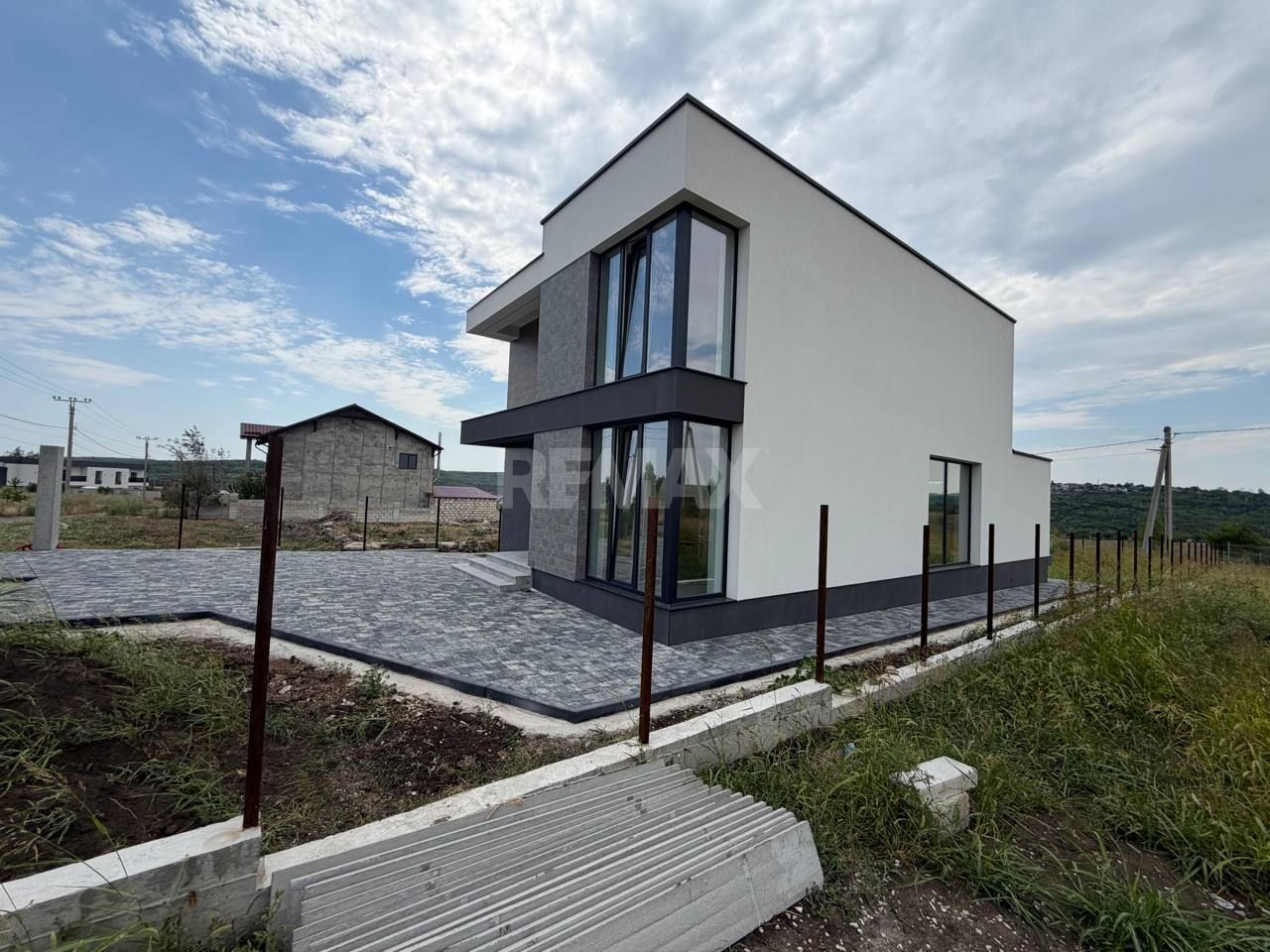 Casă modernă Hi-Tech de vânzare în Budești - Poză 1