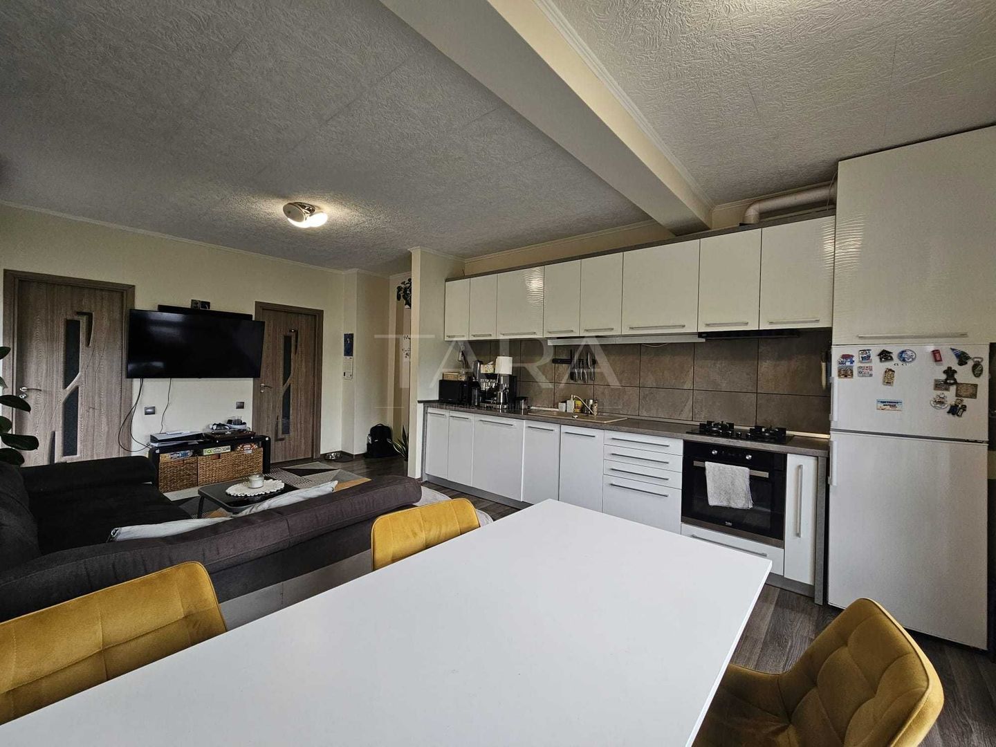Apartament modern cu terasă generoasă și priveliște superbă. - Poză 1