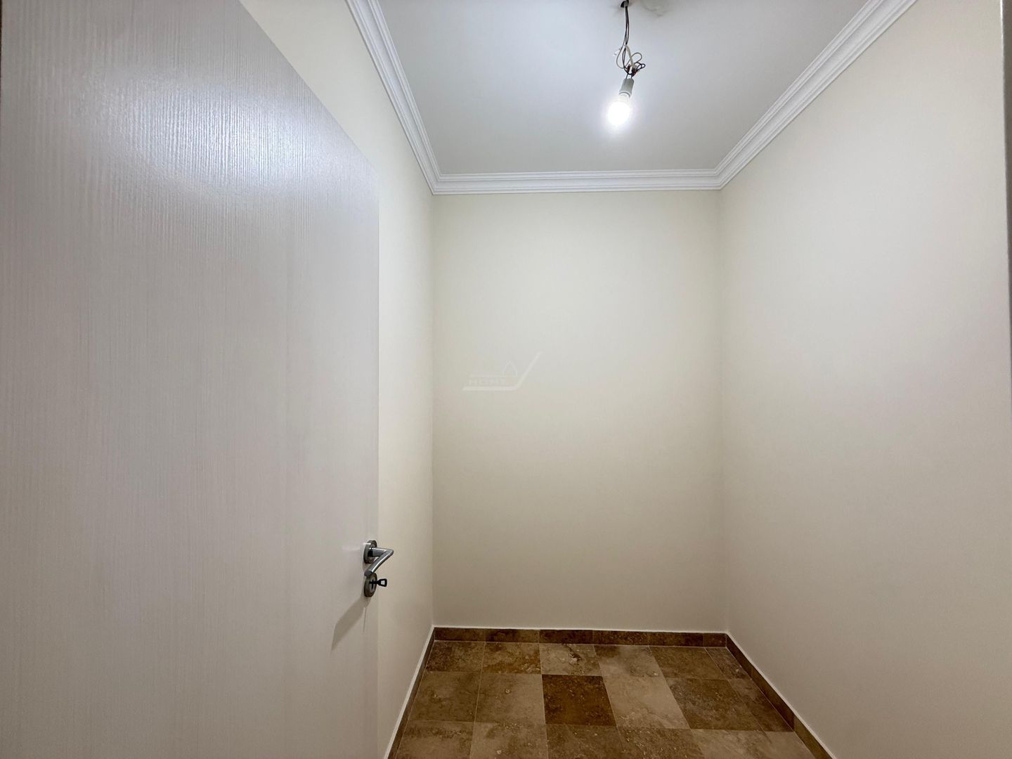 Locatie excelenta. Spatios 60 mp. Dressing. Asfalt. Loc de parcare. - Poză 3