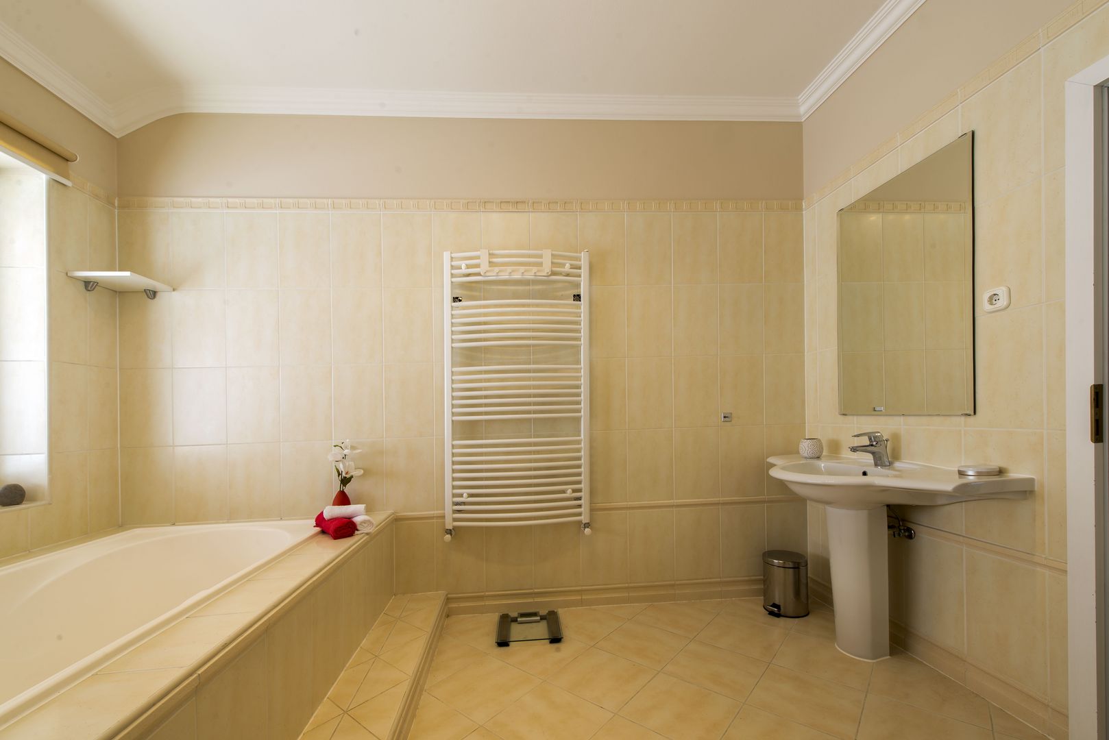 Generoasa si spatioasa - Poză 22