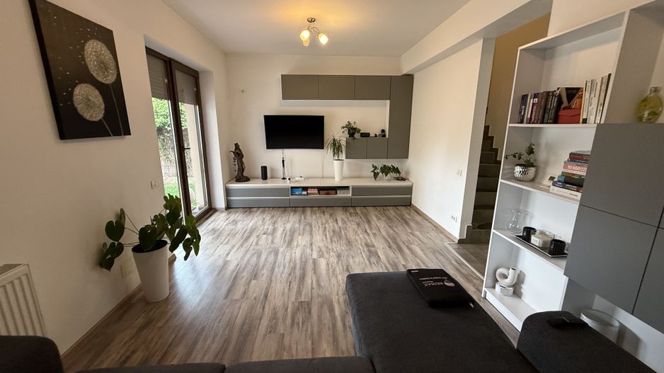 Casă înșiruită complet mobilată + curte+ 2 parcari în complex inchis! - Poză 3
