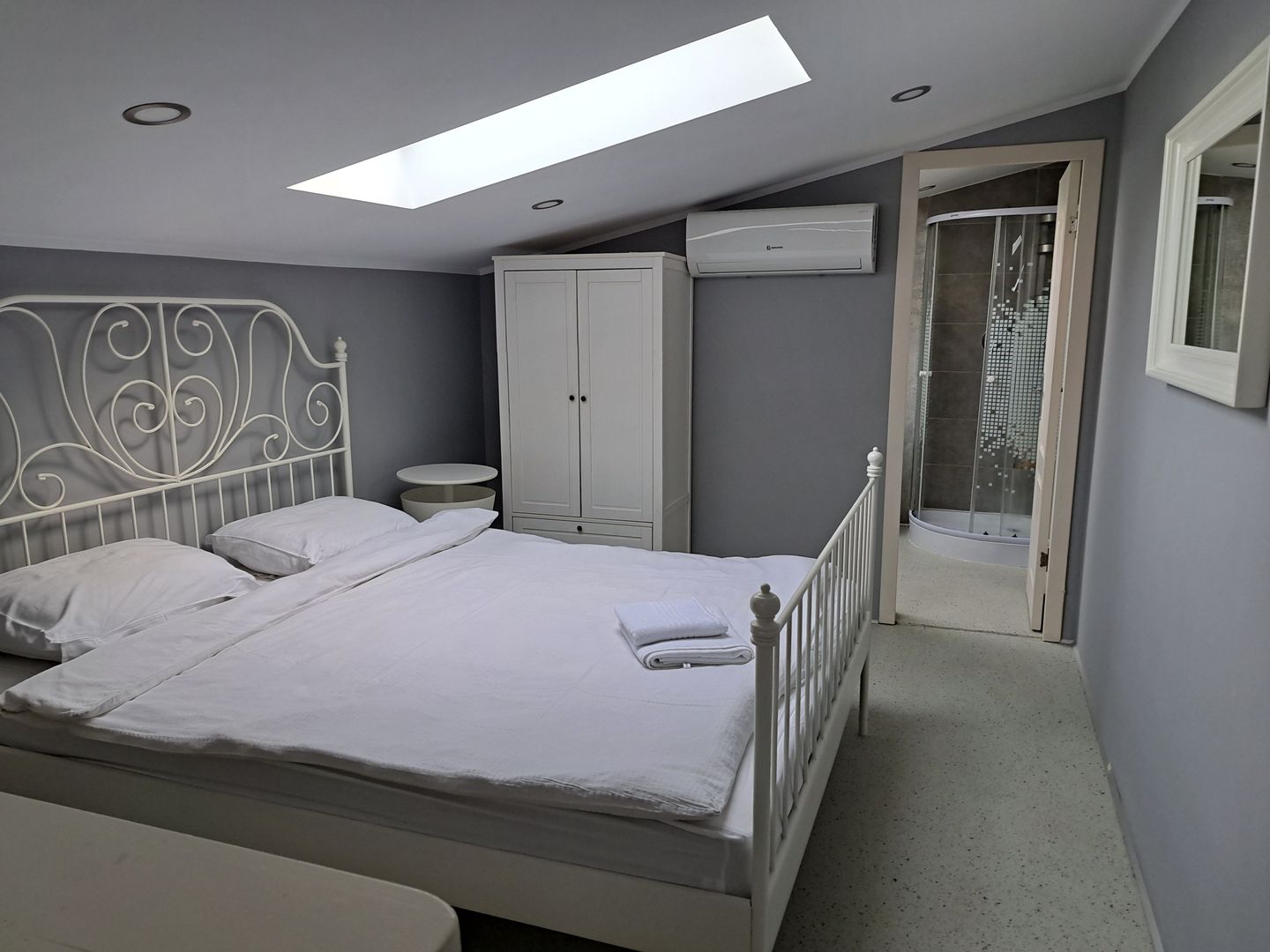 Studio cochet de închiriat în mansardă, inima orașului! - Poză 1