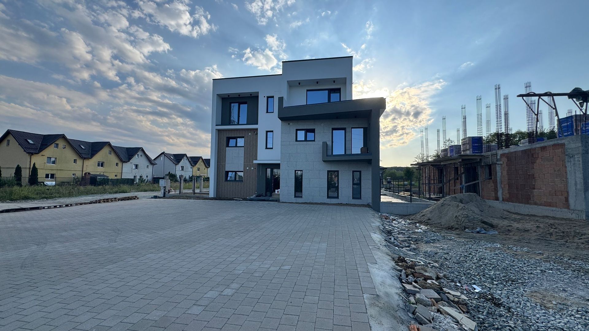 Apartament la Vila, 5 camere si gradina privata - Poză 2