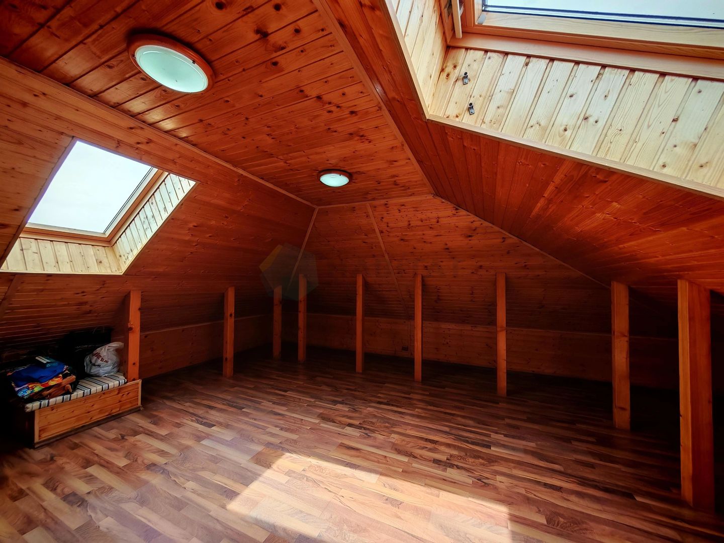 Vilă Individuală cu o curte generoasa zona Aparatorii Patriei - Poză 22