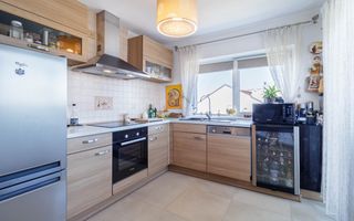 Clădire Modernă, Ideală pentru Locuință sau Afacere, cu Terasă Panoramică - Poză 6
