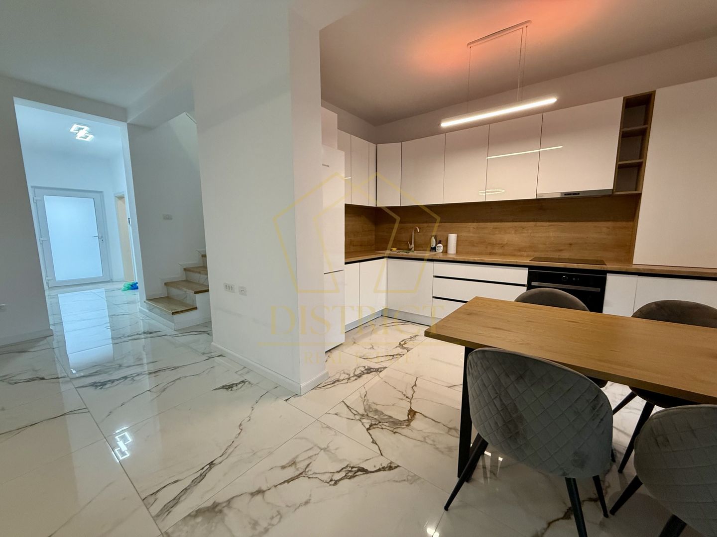 Duplex despartit prin garaj cu 5 camere  |  Dumbravita - Poză 3