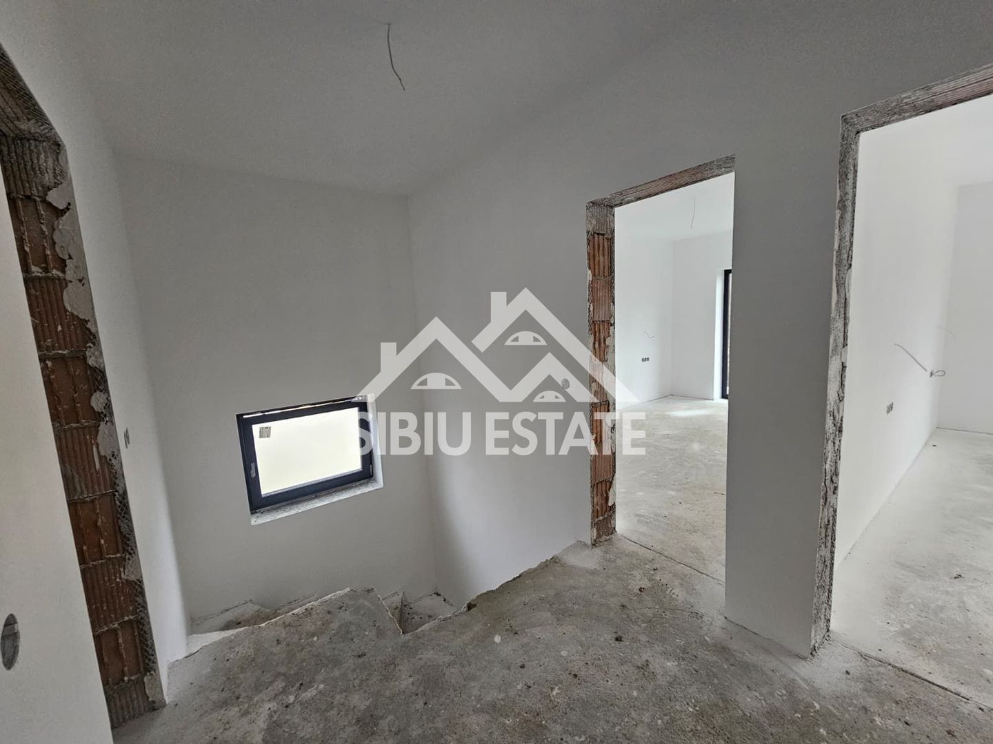 Casa Sibiu, Poplaca 4 camere, 3 bai, terasa si curte NOU - Poză 15