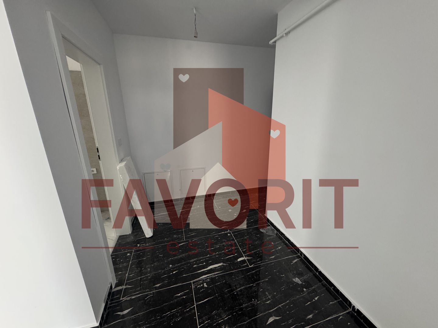 Decomandat. Disponibil imediat. Gradina proprie. Strada asfaltata - Poză 4