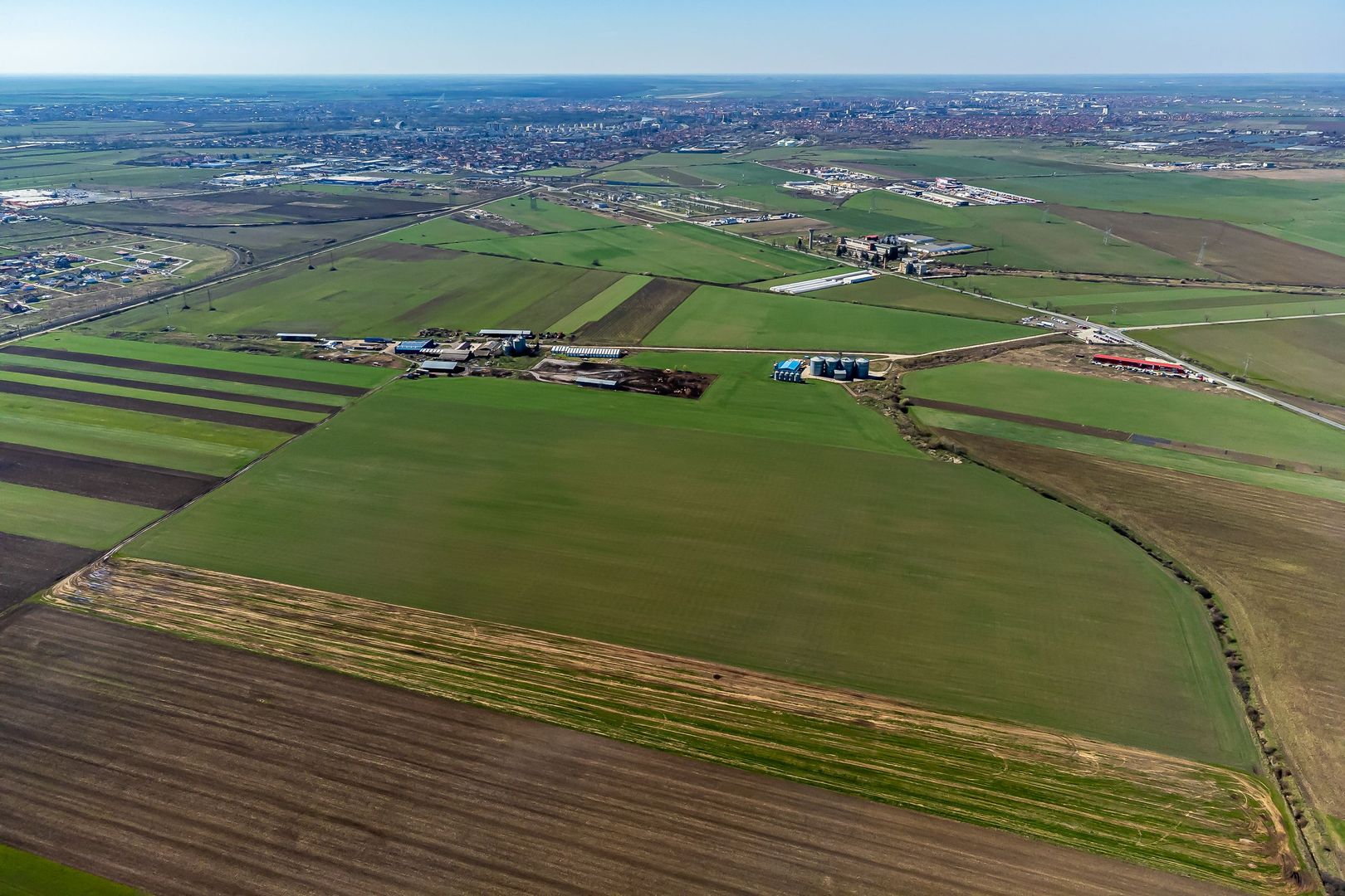 Teren intravilan cu acces la Drum Județean DJ 709 - 275200 mp - Poză 7