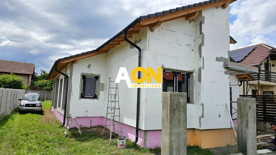 Casa la rosu, 3 camere, terasa, garaj, toate utilitatile, Micesti - Poză 2
