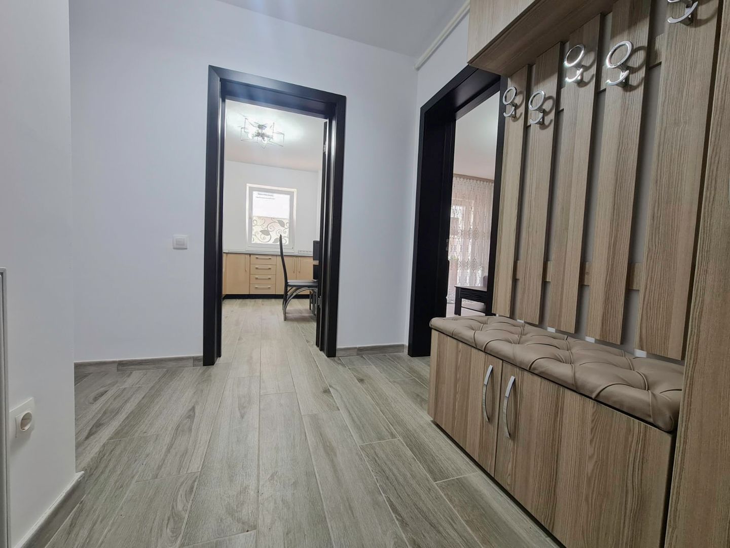 Apartament nou, mobilat și utilat - 3 camere, 2 bai și curte - Poză 7