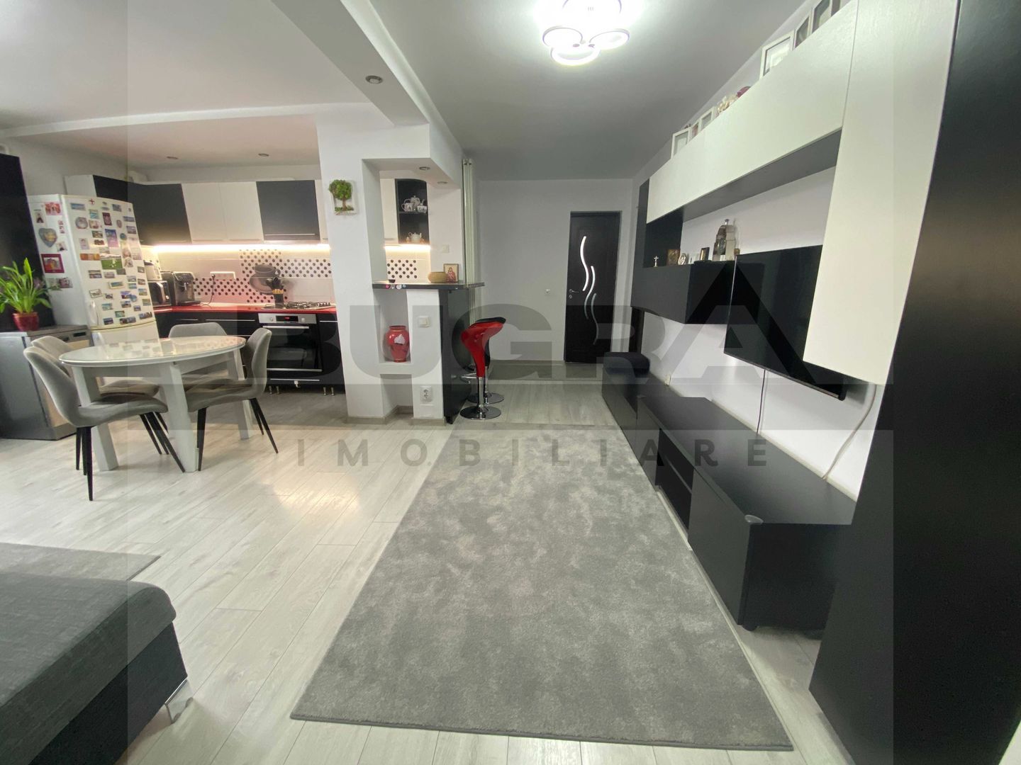 Apartament elegant de 3 camere,65m curte privată, zona Primariei Baciu - Poză 2
