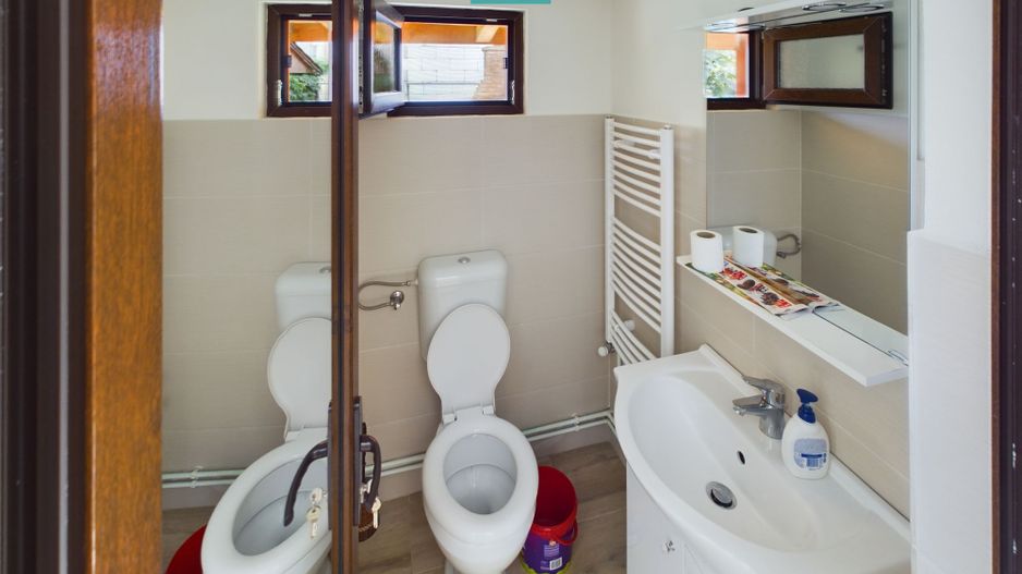 Casă cu 7 camere și 2 băi in Grădiște - Poză 23