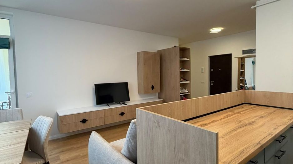 Apartament 3 camere, 2 bai, balcon, etaj intermediar, parcare - Poză 2