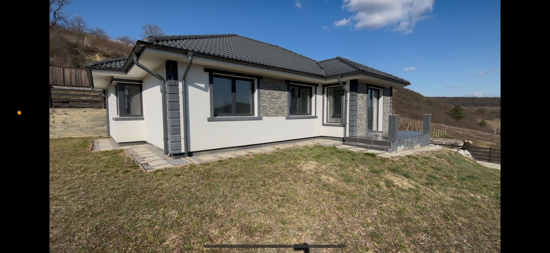 CASA CU 3 CAMERE PE UN NIVEL 110 mp ZONA CORUNCA - Poză 1