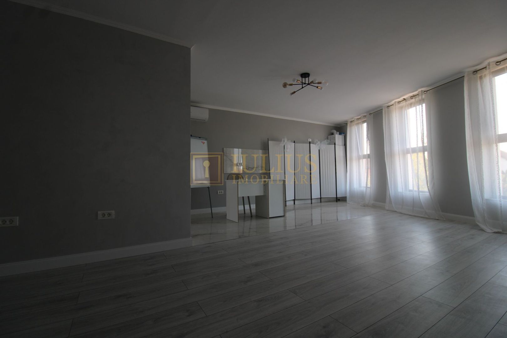 Curte, 4 apartamente, 8 camere, perfectă pt activități educaționale-Dumbravita - Poză 21