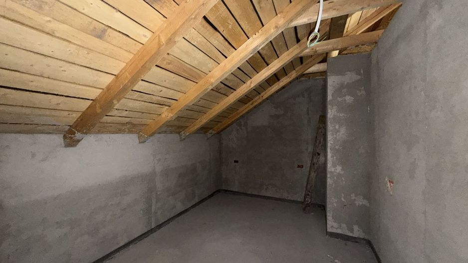 Casa la gri, 4 dormitoare, 3 bai, teren 400 mp - Poză 9