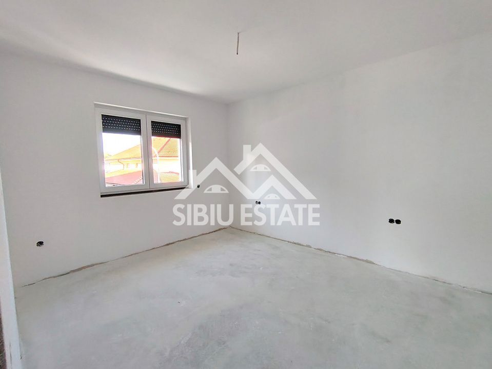 Casa Sibiu, intrare Selimbar, garaj, pivnita, curte mare - Poză 8