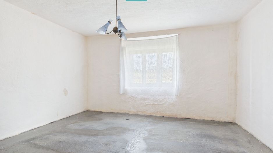 Casă cu teren generos de 6.000 m² - Poză 4