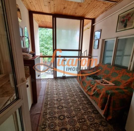 Proprietate individuala-3 apartamente,spatiu comercial,garaje,gradina,curte - Poză 14