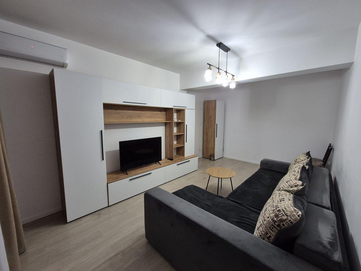 Închiriere Apartament cu 2 camere bloc nou, parcare inclusă - Poză 1