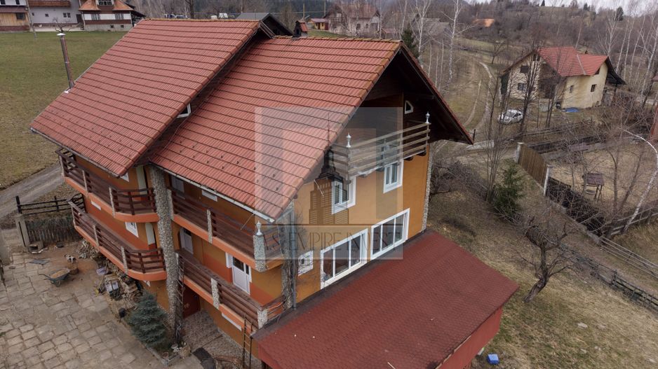 Pensiune 17 camere - zona Bran - Poză 1