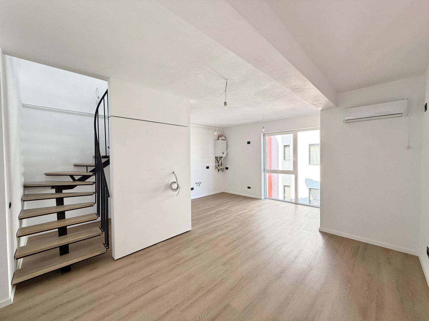 Ap pe 2 niveluri. 4 camere, 2 bai. 2 locuri de parcare. - Poză 1