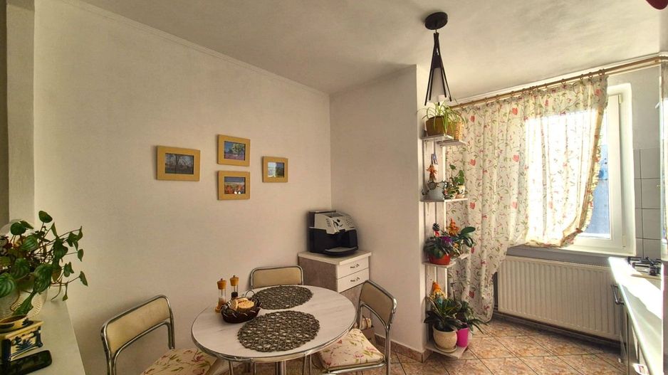 Ideal pentru un cuplu, apartament decomandat, însorit și foarte luminos. - Poză 7