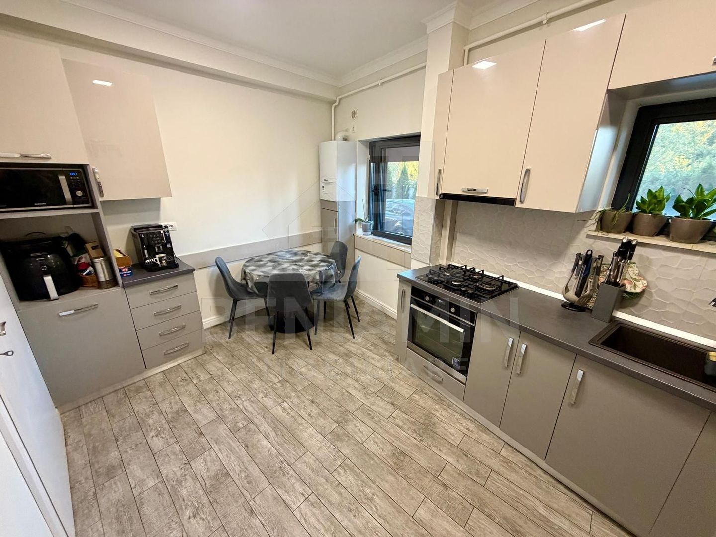 Apartament decomandat deosebit 3 camere 2 bai bloc 2020 cu parcare - Poză 6