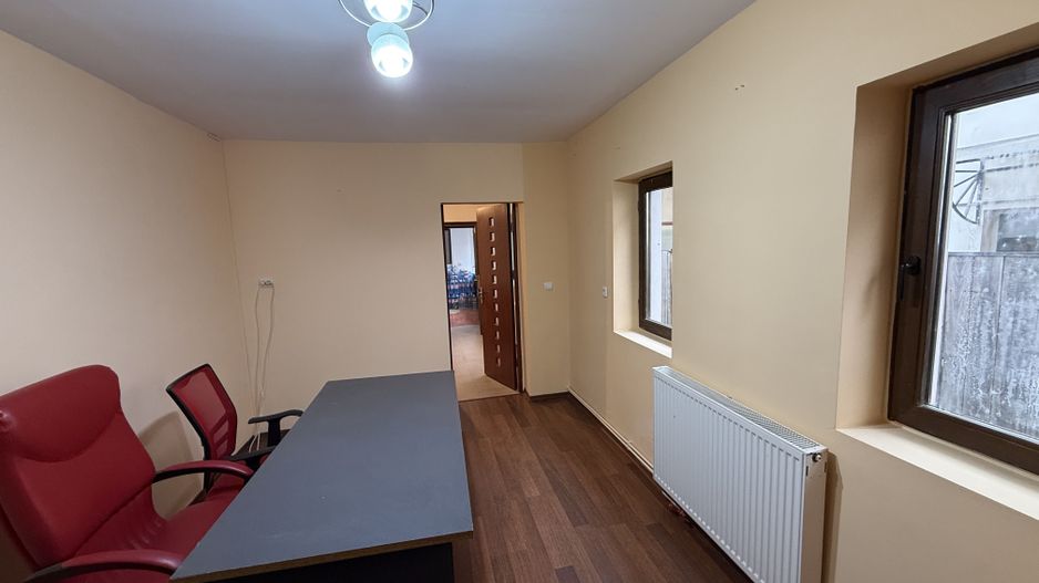 Spațiu de închiriat în Vilă - 2 camere+birou+curte în Campina - Poză 3