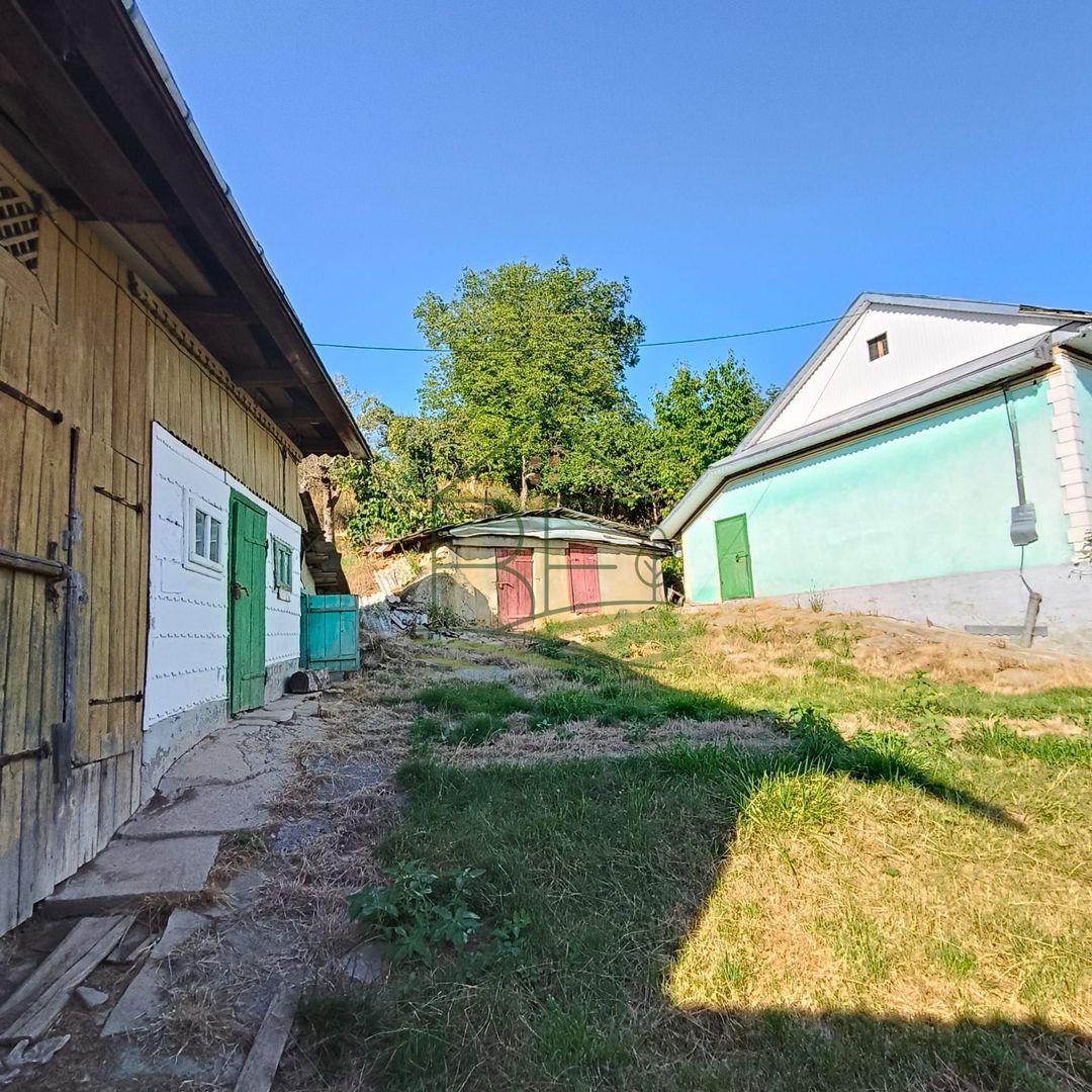 O gospodărie cu farmec autentic, în inima satului Merești - Poză 5