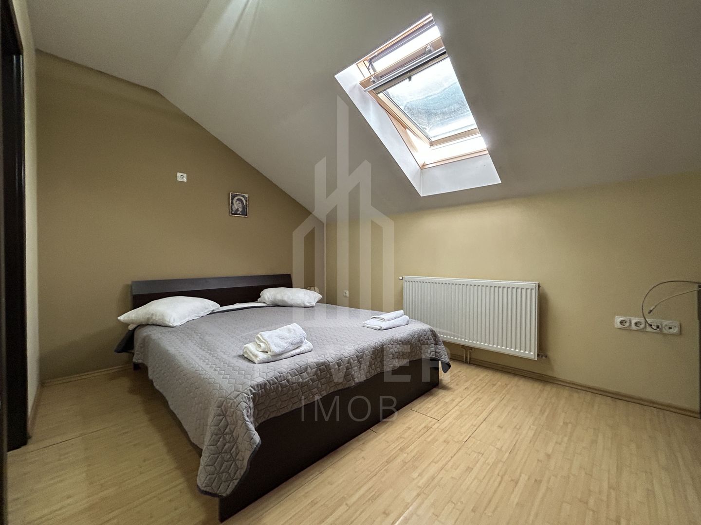 De închiriat Etaj + Mansardă 180 mp | 7 Camere cu 7 Băi | Lupeni - Poză 13