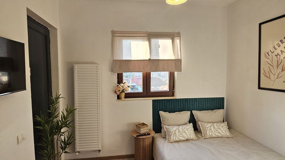 Apartament 4 camere ultracentral, renovat si mobilat, terasă spațioasă. - Poză 2