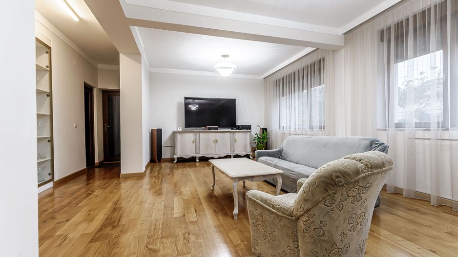 Vilă exclusivistă pe malul Mureșului – design modern si teren generos - Poză 7