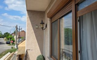 Casă cu garaj și panouri fotovoltaice în centrul orașului Salonta - Poză 18