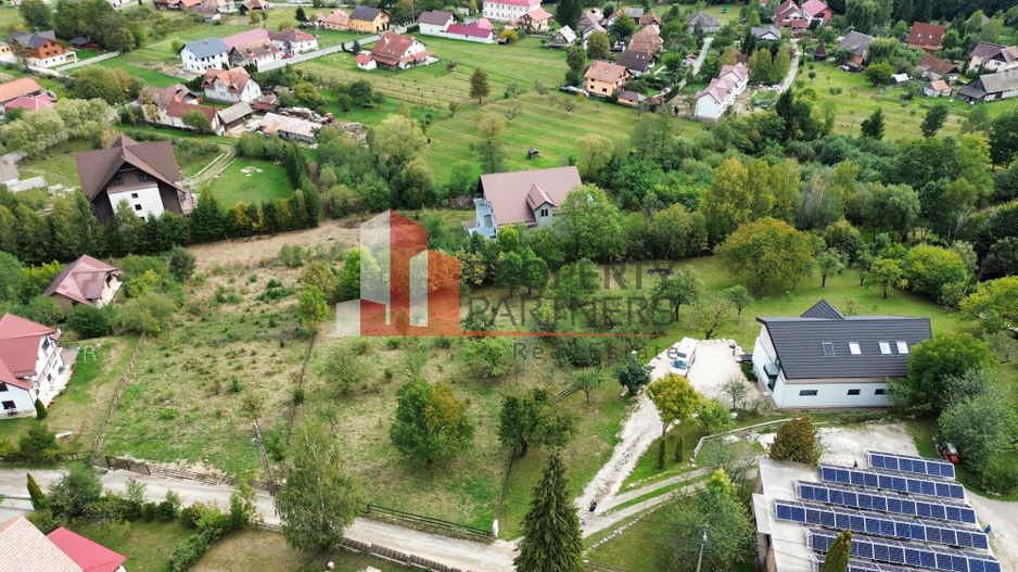 Teren cu vedere la Castelul Bran - Poză 2