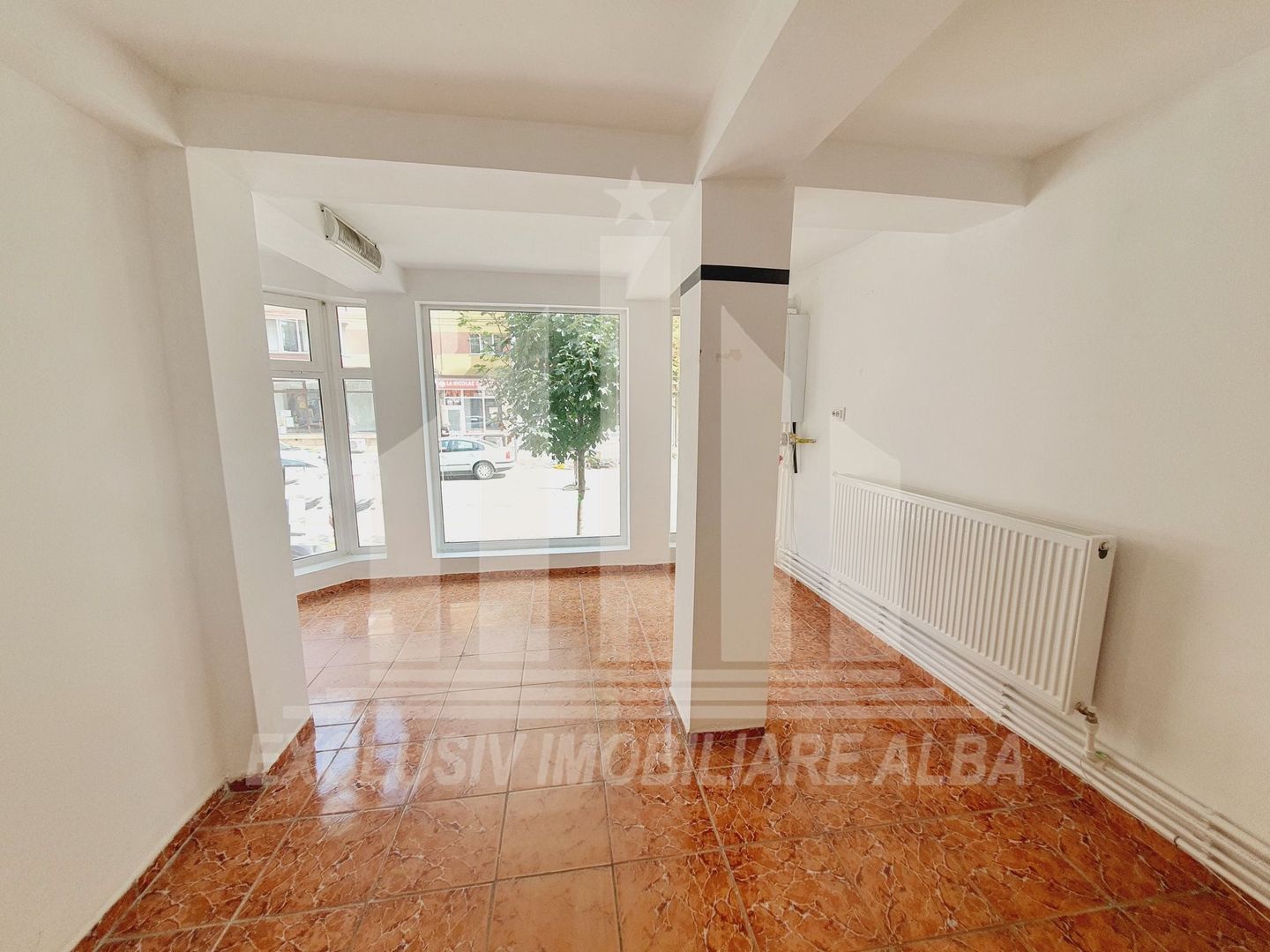 Spatiu comercial de vanzare in Cetate zona piata - Poză 1