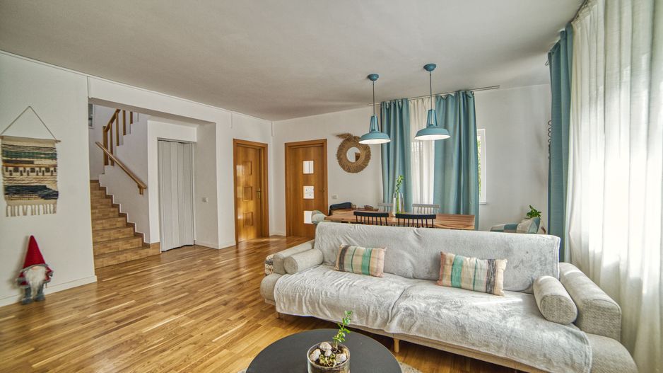 Casa complet mobilata 5 camere 3 bai curte generoasa - Poză 1