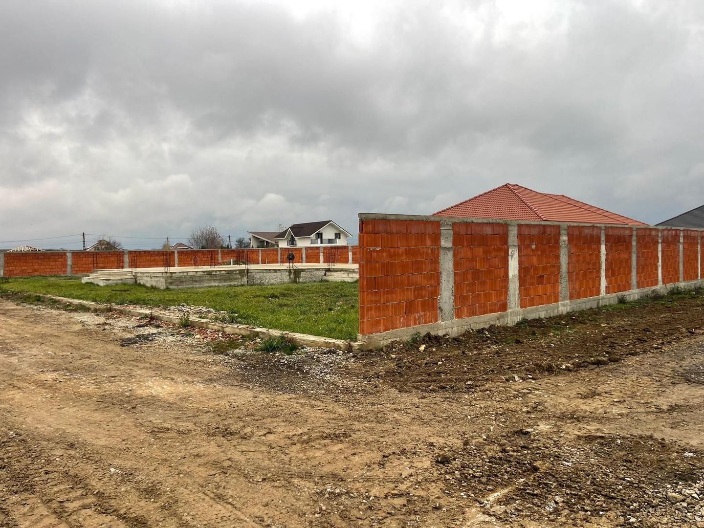 Teren intravilan, fundatie proiect casa, gard si utilitati-Zona Cheriu - Poză 3