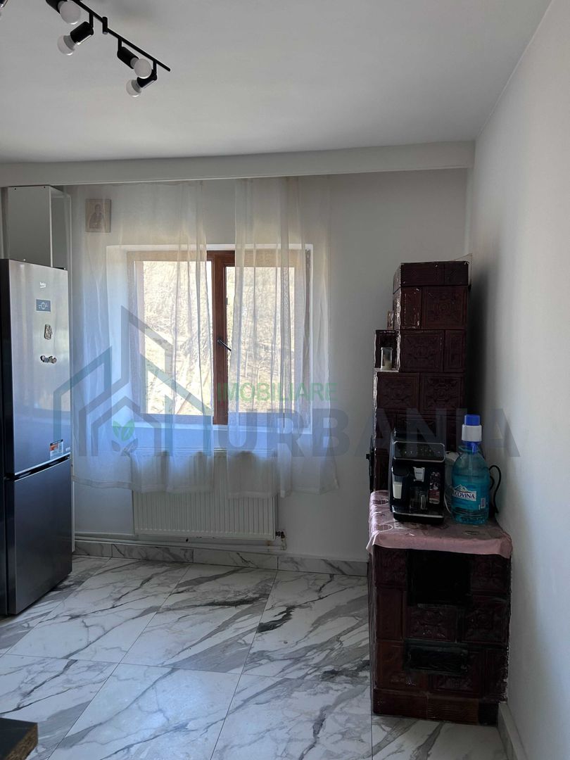 Casă modernă și spațioasă, 6400 mp teren, terase si garaj 389.000 € - Poză 8