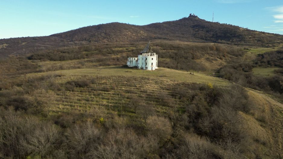 Castel cu vedere panoramică pe dealul Șiriei - Poză 10