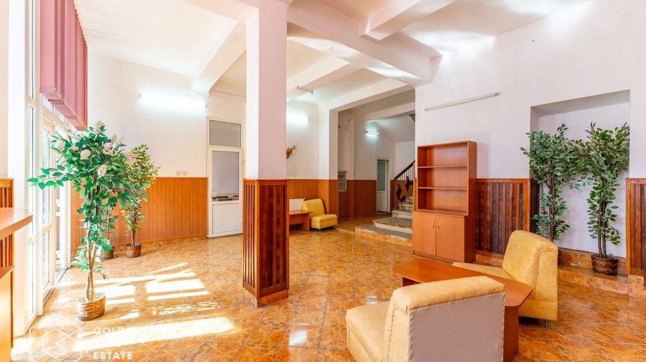 Cladire cu 24 camere, langa Castelul Regal Savarsin - Poză 4