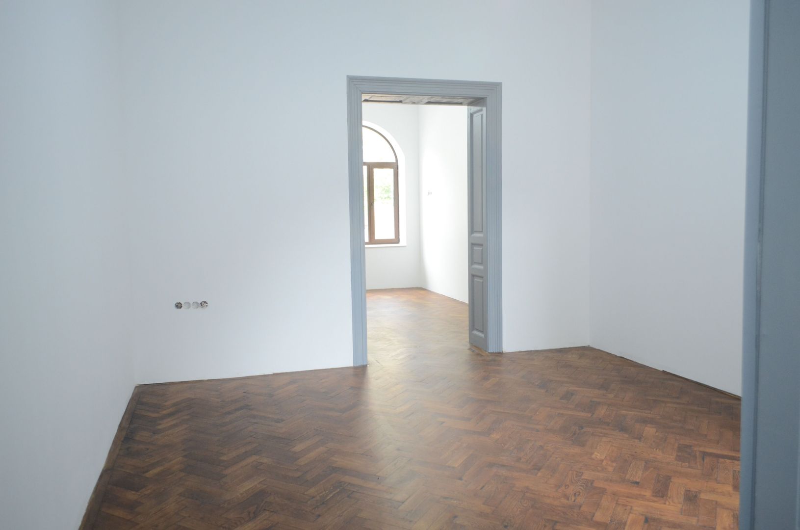Apartament renovat in cladire interbelica, zona centrala - Poză 5