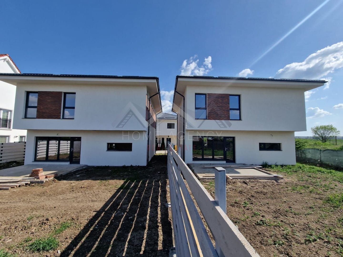 Casă spațioasă de vânzare în Otopeni – confort modern și finisaje premium - Poză 1