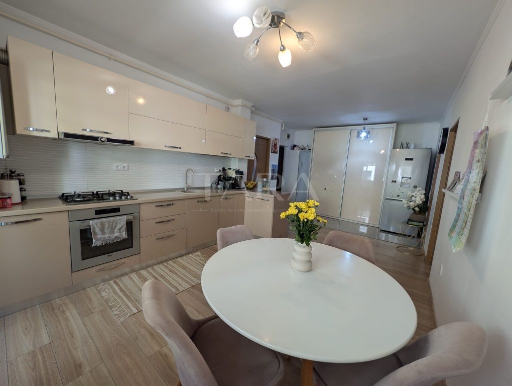 Apartament cu 3 camere, balcon închis, parcare cu CF separat. - Poză 1