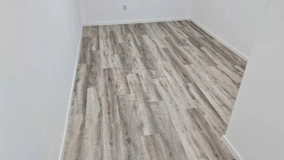 Camera/ Spatiu perfect pentru birou sau depozitare - Poză 4