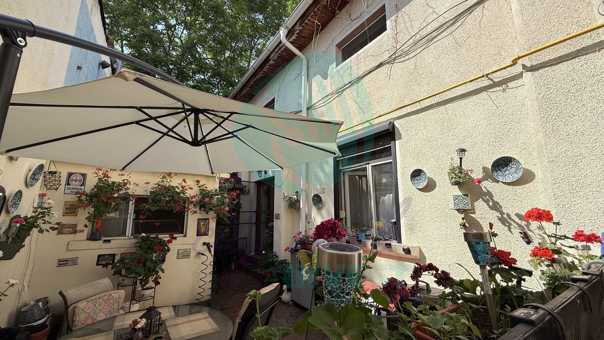 Casa cocheta cu o mica curte - Poză 2